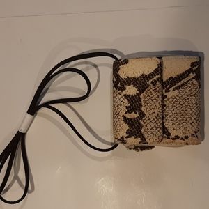 NWOT Women's Liz Claiborne Crossbody Wallet